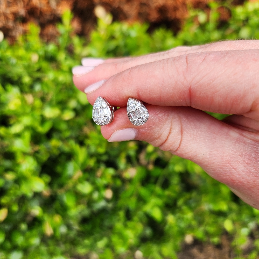 Gorgeous Diamond Pear Studs 💎